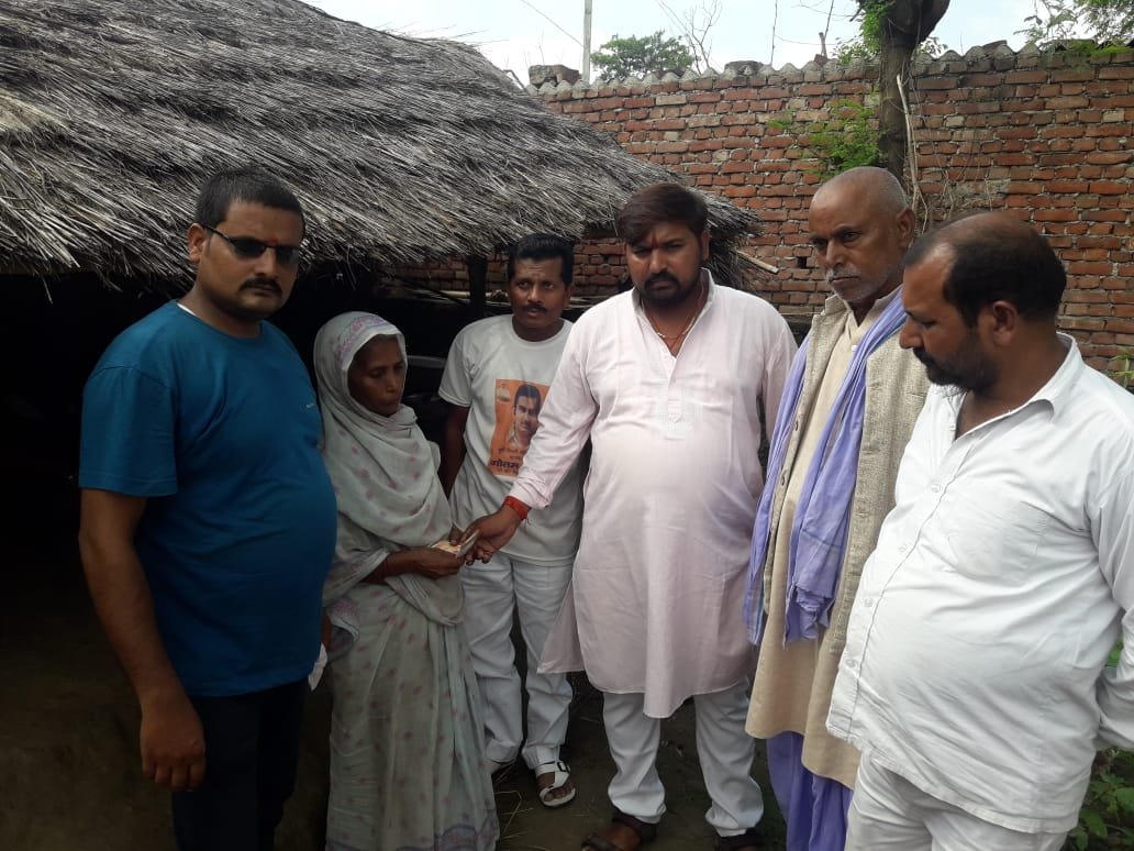 गोंडा जिले के जिलाध्यक्ष ने की गरीब ब्राह्मण की सहायता।