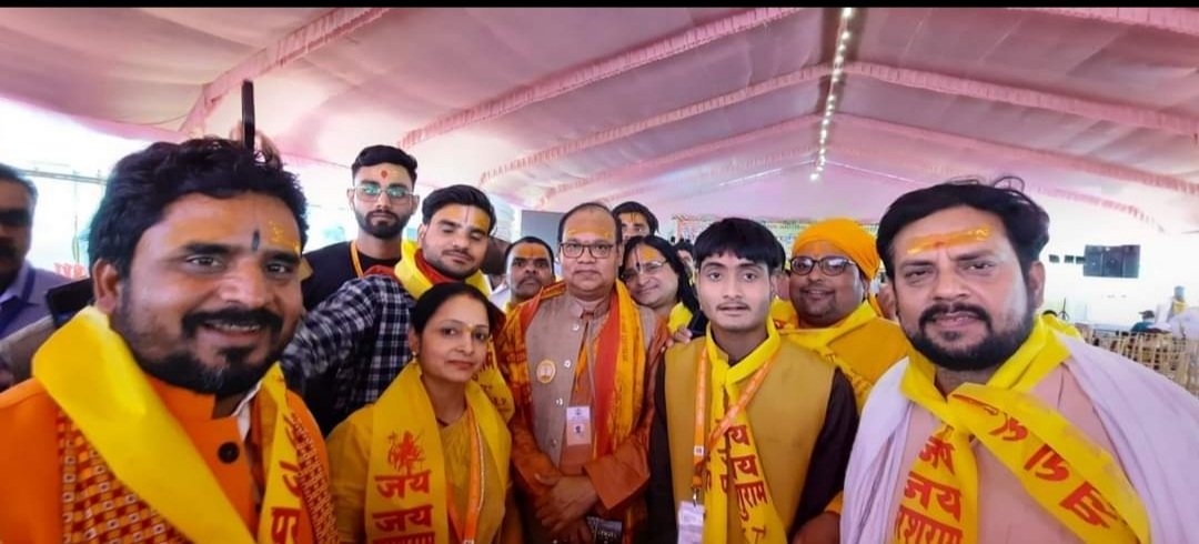 कटनी टीम के जिला कार्यालय सेवक ओम दुबे के साथ फोटो खिचवाया
